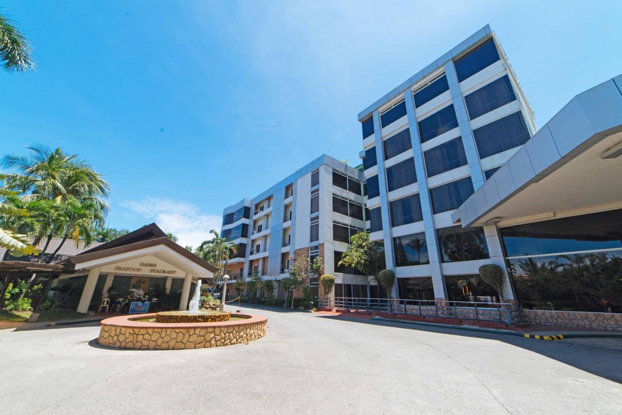 Отель Reddoorz Premium @ The Ritz Garden Oases Davao Экстерьер фото