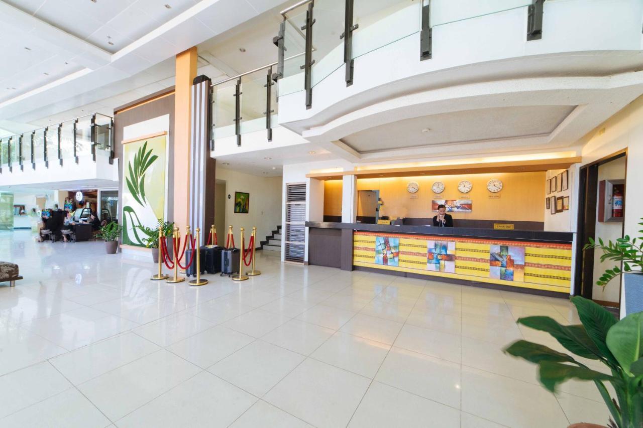 Отель Reddoorz Premium @ The Ritz Garden Oases Davao Экстерьер фото