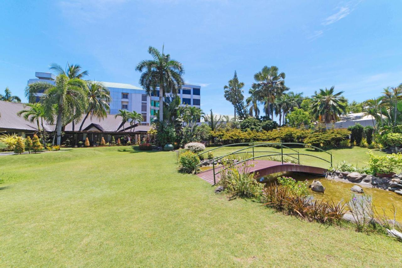 Отель Reddoorz Premium @ The Ritz Garden Oases Davao Экстерьер фото