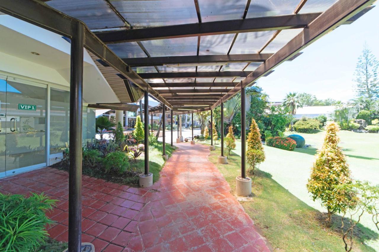 Отель Reddoorz Premium @ The Ritz Garden Oases Davao Экстерьер фото