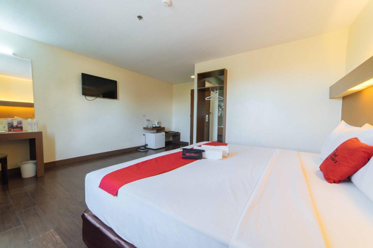 Отель Reddoorz Premium @ The Ritz Garden Oases Davao Экстерьер фото