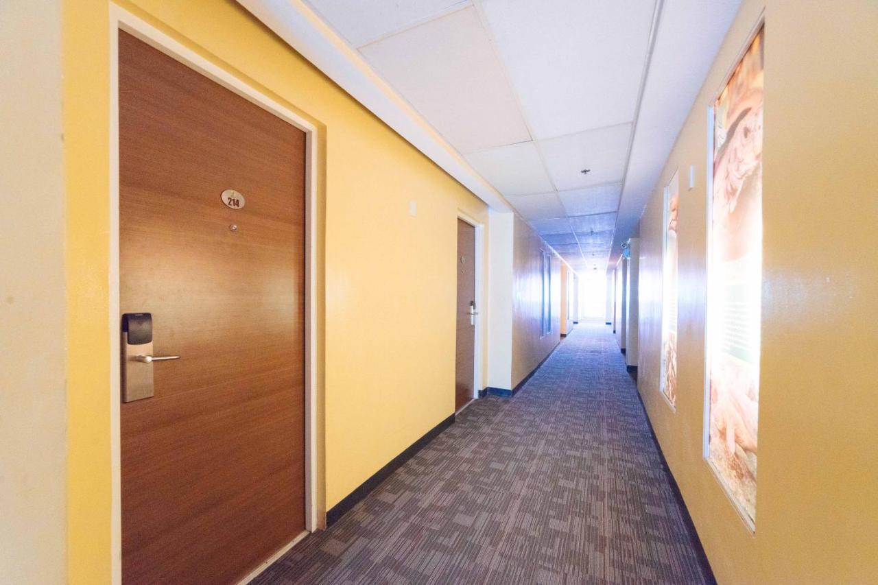 Отель Reddoorz Premium @ The Ritz Garden Oases Davao Экстерьер фото