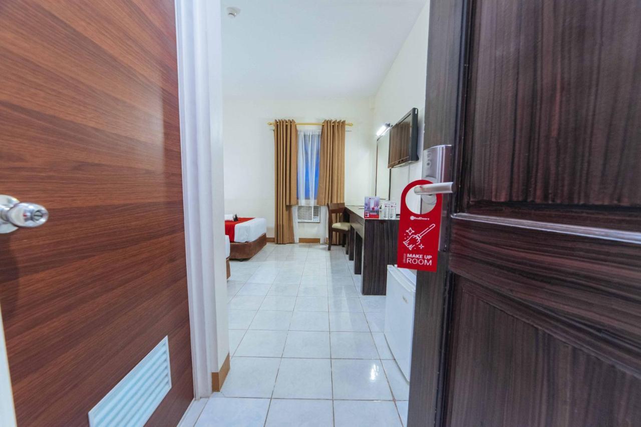 Отель Reddoorz Premium @ The Ritz Garden Oases Davao Экстерьер фото