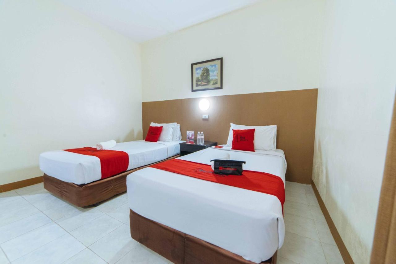 Отель Reddoorz Premium @ The Ritz Garden Oases Davao Экстерьер фото