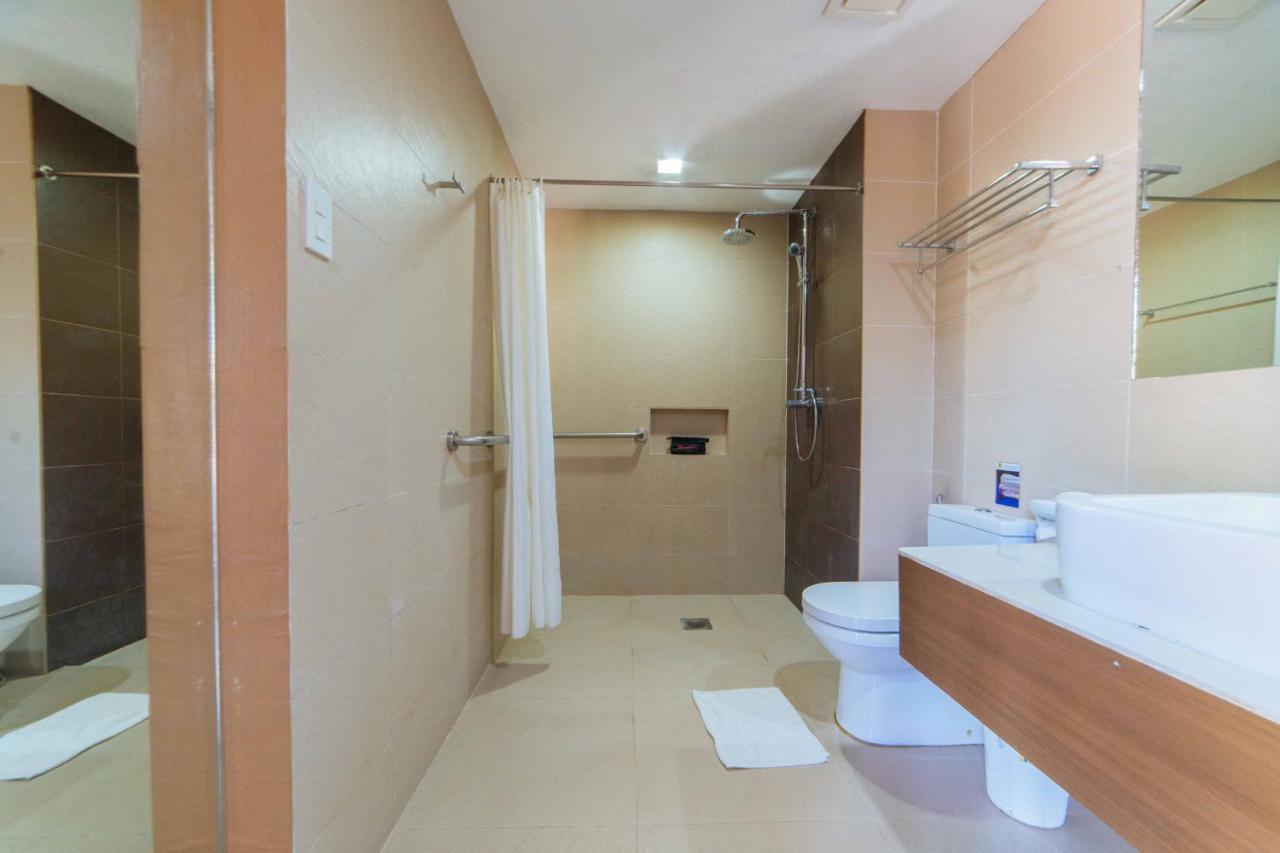 Отель Reddoorz Premium @ The Ritz Garden Oases Davao Экстерьер фото