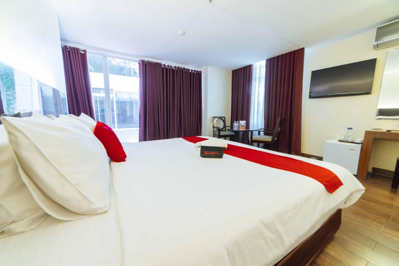 Отель Reddoorz Premium @ The Ritz Garden Oases Davao Экстерьер фото