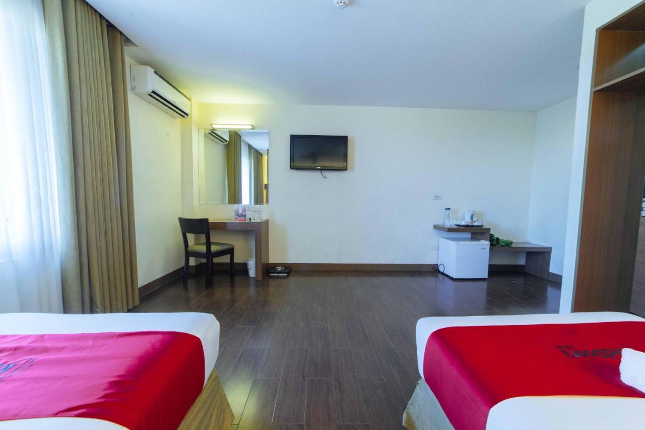 Отель Reddoorz Premium @ The Ritz Garden Oases Davao Экстерьер фото