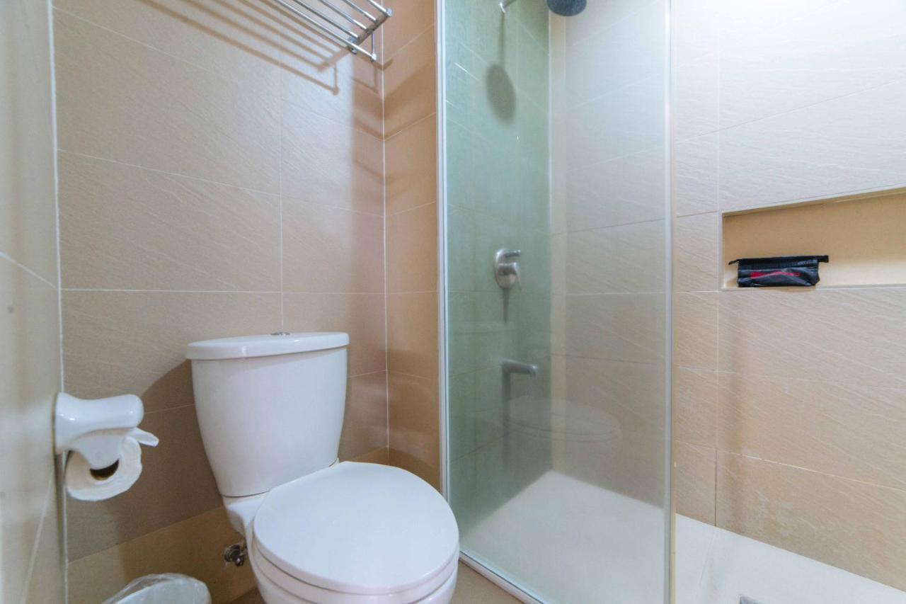 Отель Reddoorz Premium @ The Ritz Garden Oases Davao Экстерьер фото
