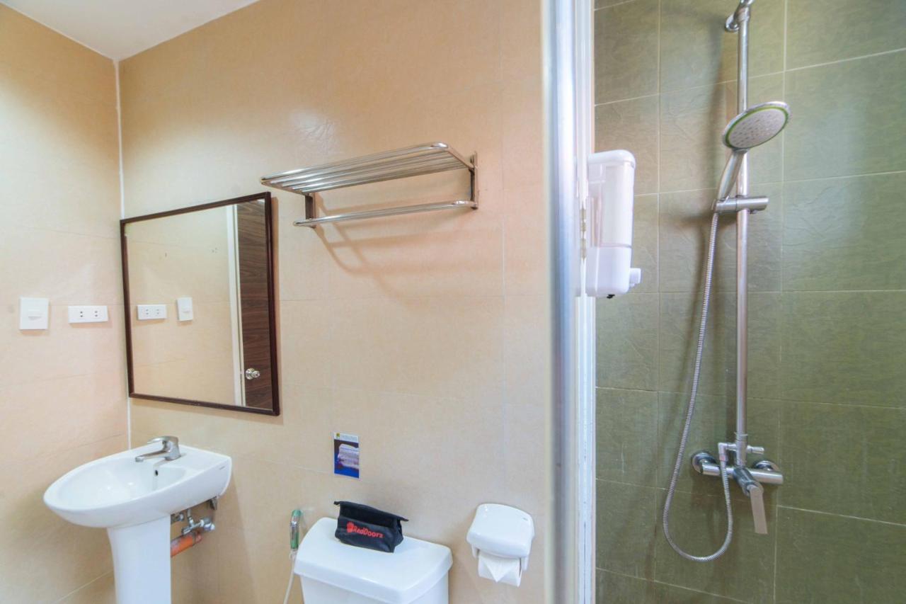 Отель Reddoorz Premium @ The Ritz Garden Oases Davao Экстерьер фото