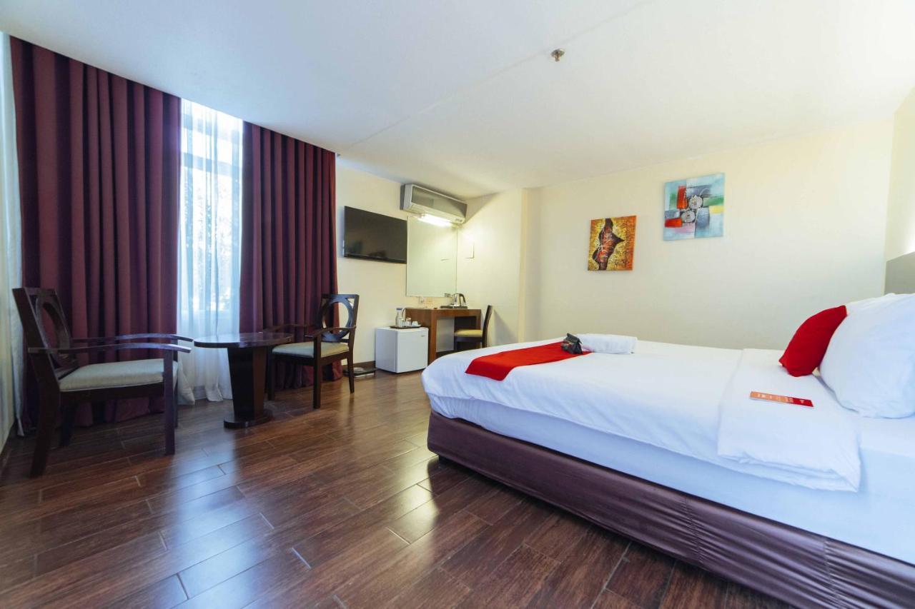 Отель Reddoorz Premium @ The Ritz Garden Oases Davao Экстерьер фото