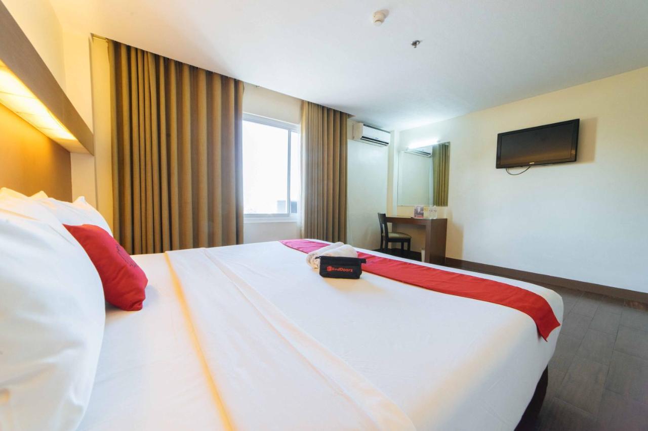 Отель Reddoorz Premium @ The Ritz Garden Oases Davao Экстерьер фото