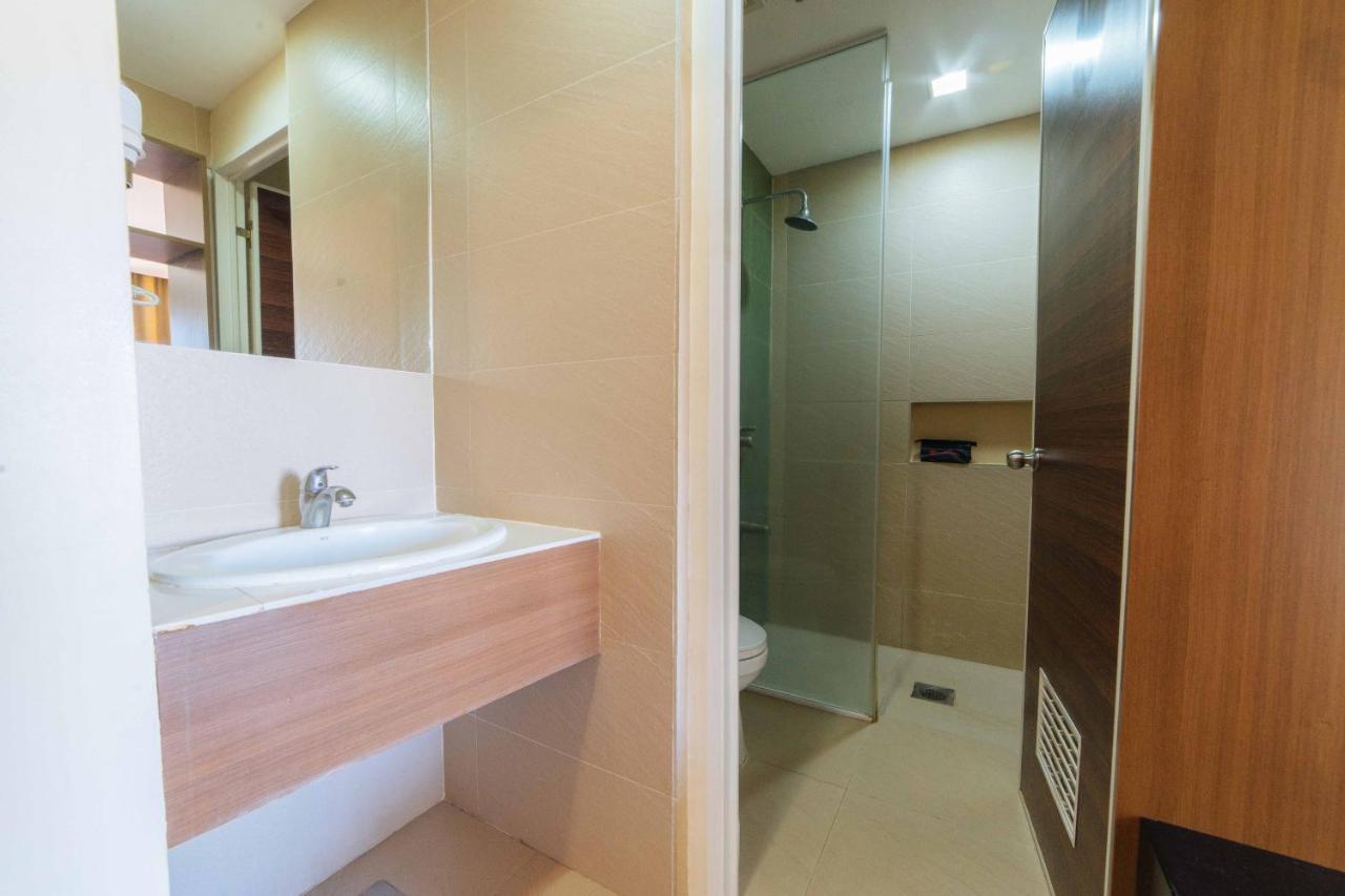 Отель Reddoorz Premium @ The Ritz Garden Oases Davao Экстерьер фото