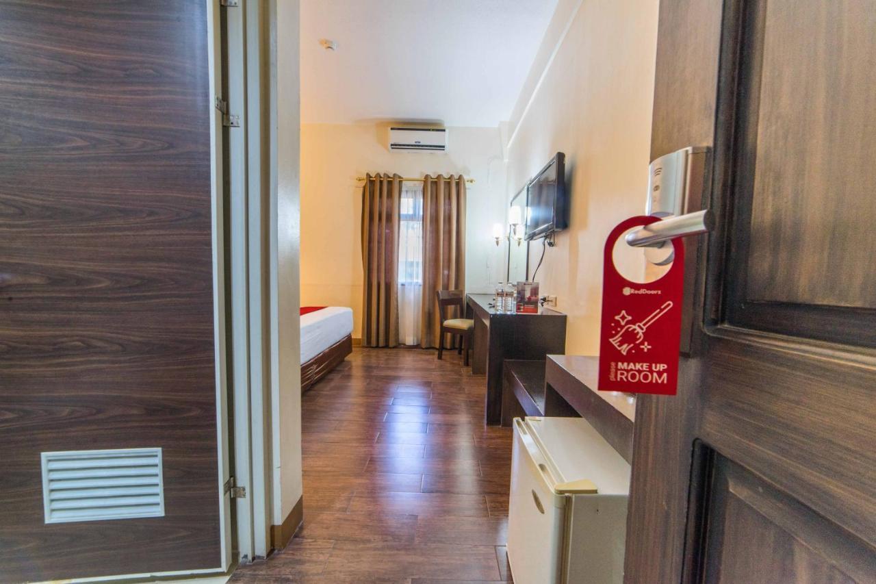 Отель Reddoorz Premium @ The Ritz Garden Oases Davao Экстерьер фото