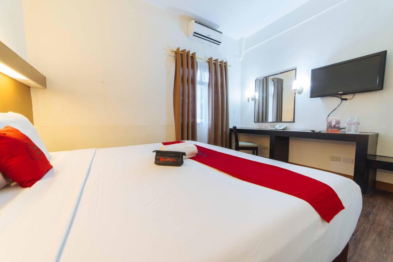 Отель Reddoorz Premium @ The Ritz Garden Oases Davao Экстерьер фото