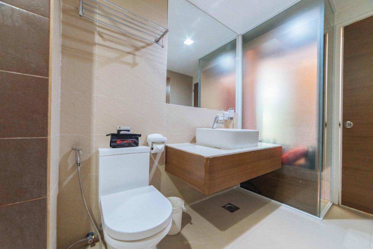 Отель Reddoorz Premium @ The Ritz Garden Oases Davao Экстерьер фото